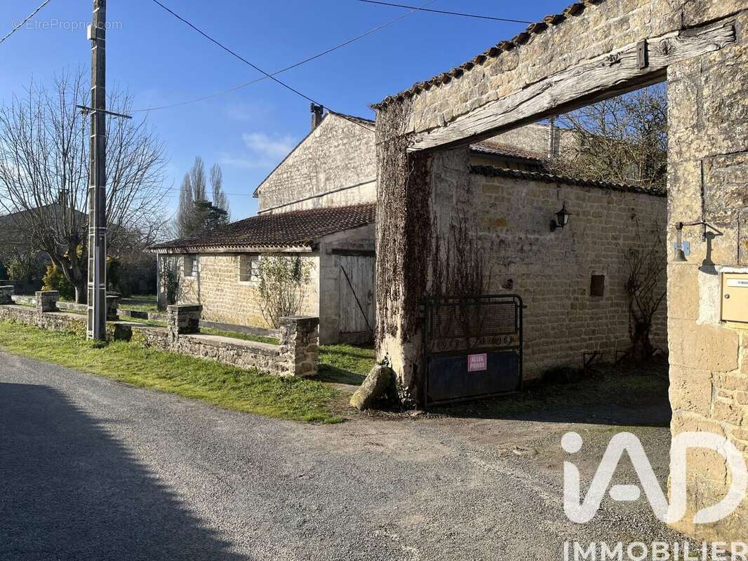 Maison 96 m² à Saint-Georges-De-Longuepierre  - photo 4