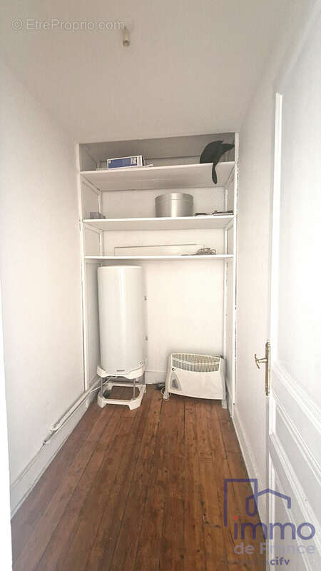 cellier a cote du salon  - Appartement à SAINT-ETIENNE