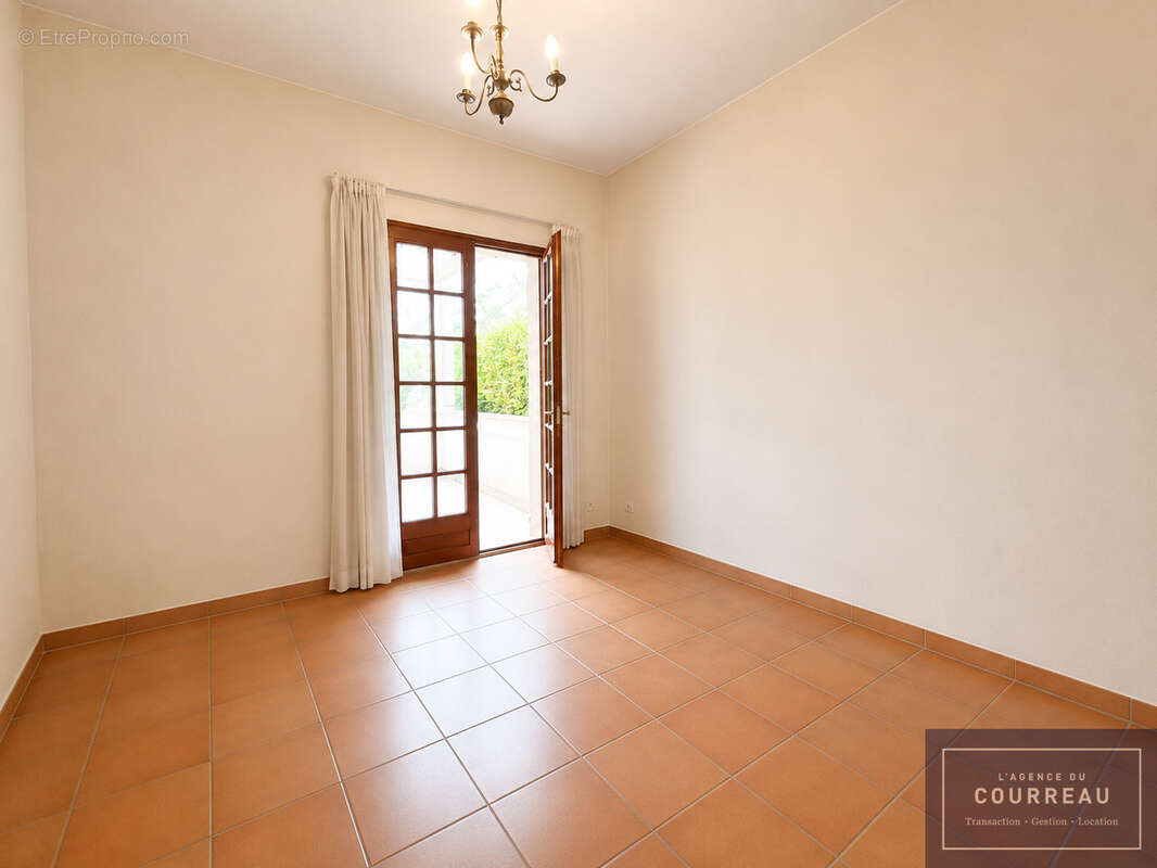 Villa de caractère de 281 m2 sur parcelle arborée de 2 000 m2 - photo 10