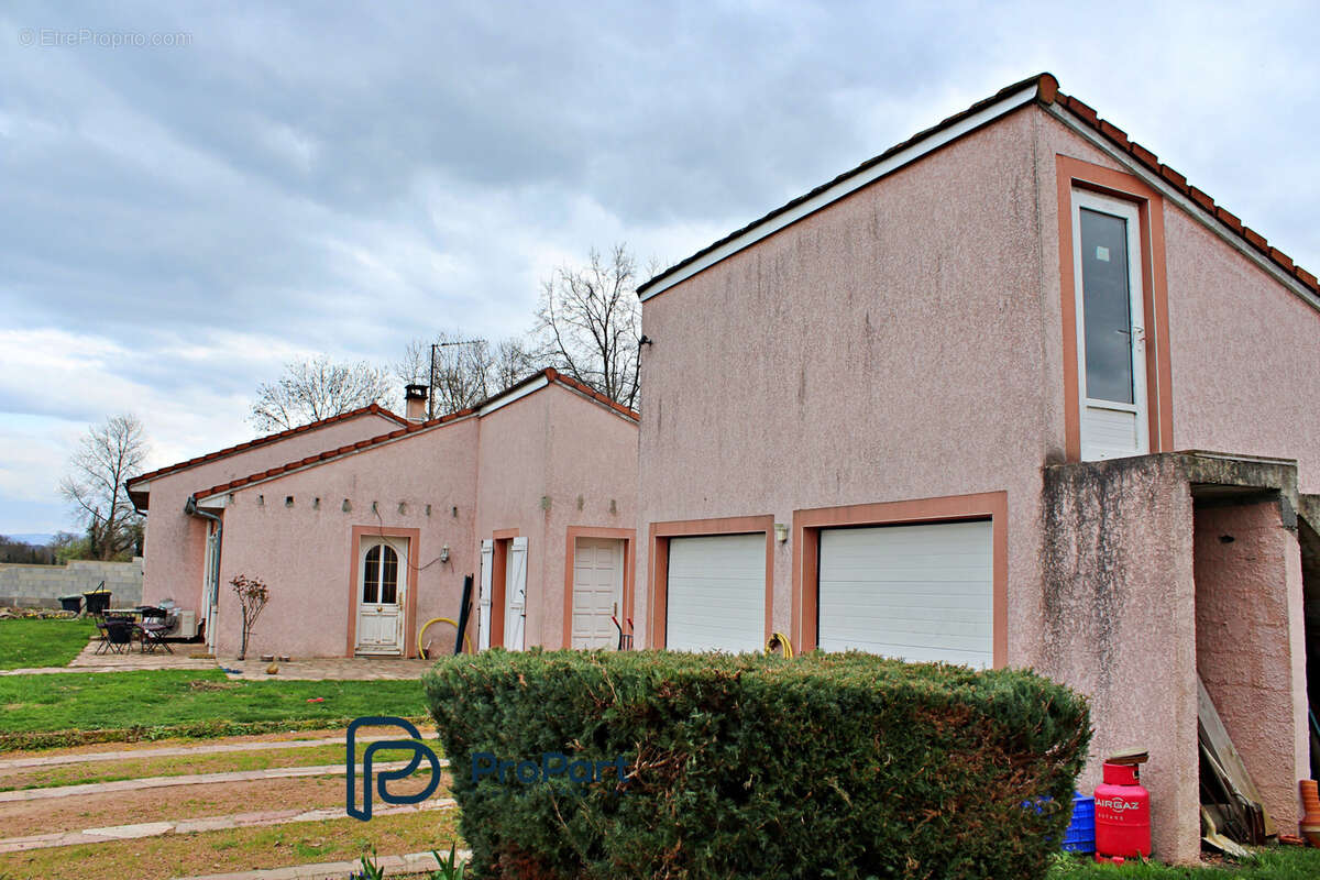 Maison à MARINGUES
