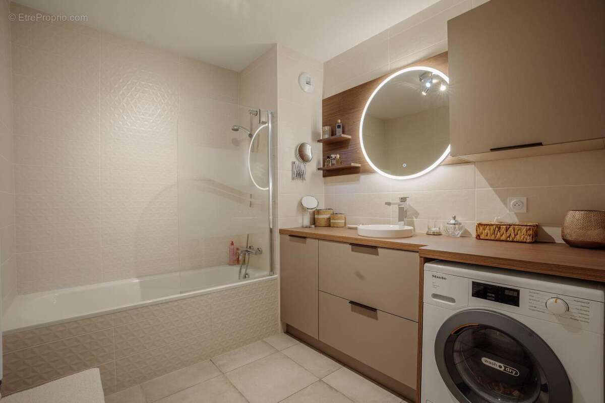   - Appartement à NEUVILLE-SUR-SAONE
