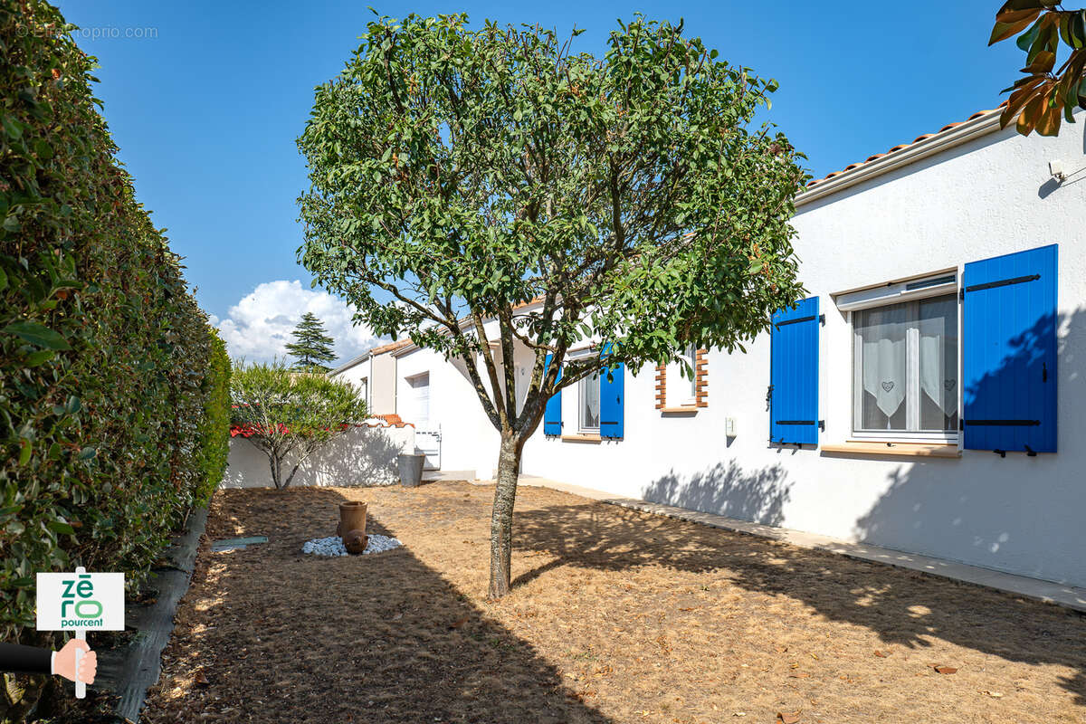 Longeville-sur-Mer   Maison de plain-pied 3 chambres avec piscine, véranda, garage et panneaux solaires   Hype - photo 24