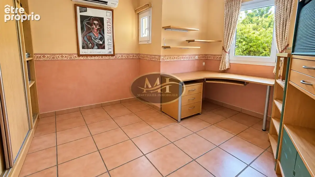 Maison familiale 151 m2   Terrain arboré de 945 m2   Grande piscine à débordement   Martigues Jonquières - photo 9