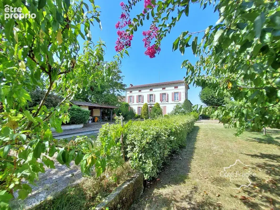 Maison de maître en pierre   Piscine   Dépendances 400 m2 - photo 11