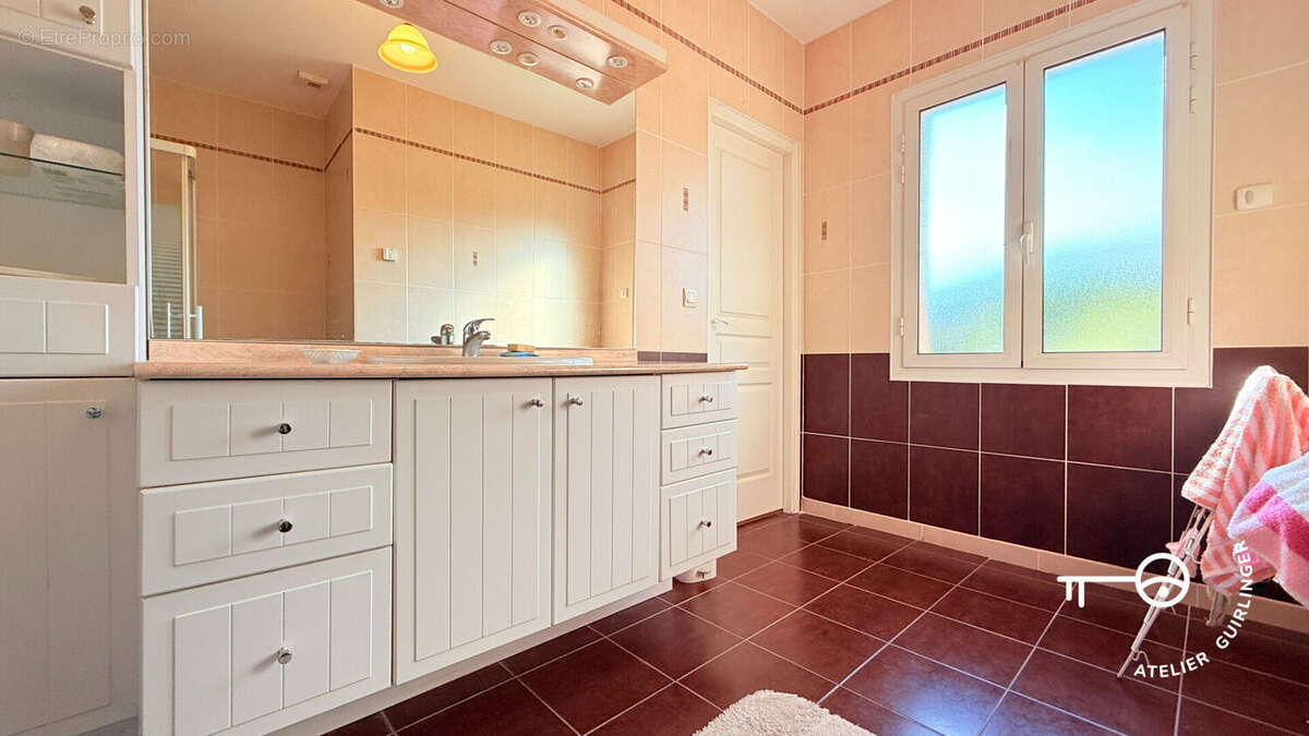 Le confort d'un pavillon moderne dans un cadre verdoyant et paisible - photo 9