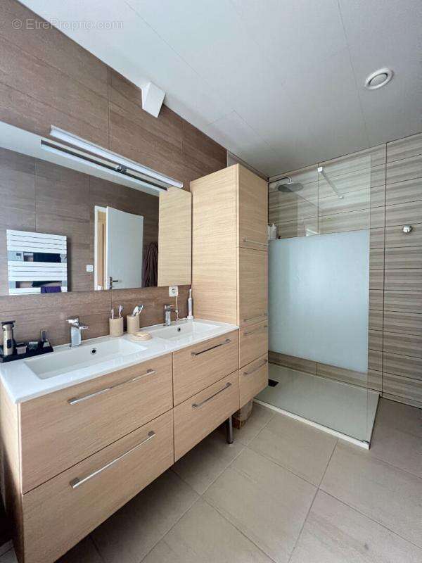 Maison rénovée avec jardin et piscine - photo 13