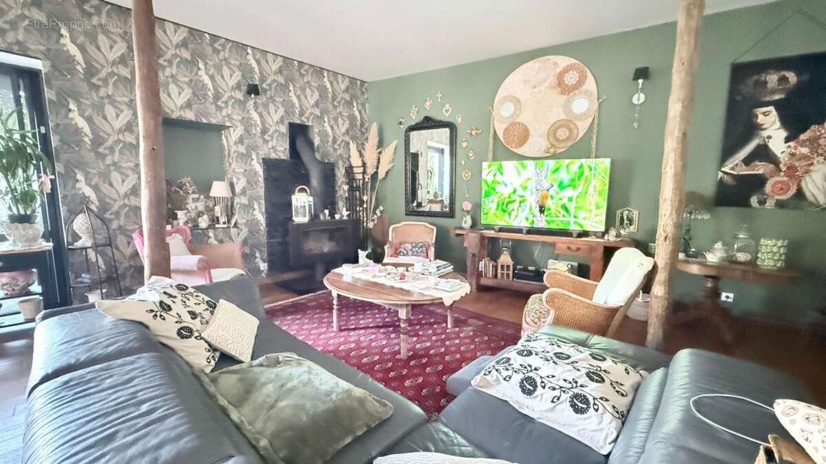Demeure de caractère en pierres ! 320 m² habitables avec piscine sur une parcelle totale de 517m²+ Appartement T3 indépendant lo - photo 7
