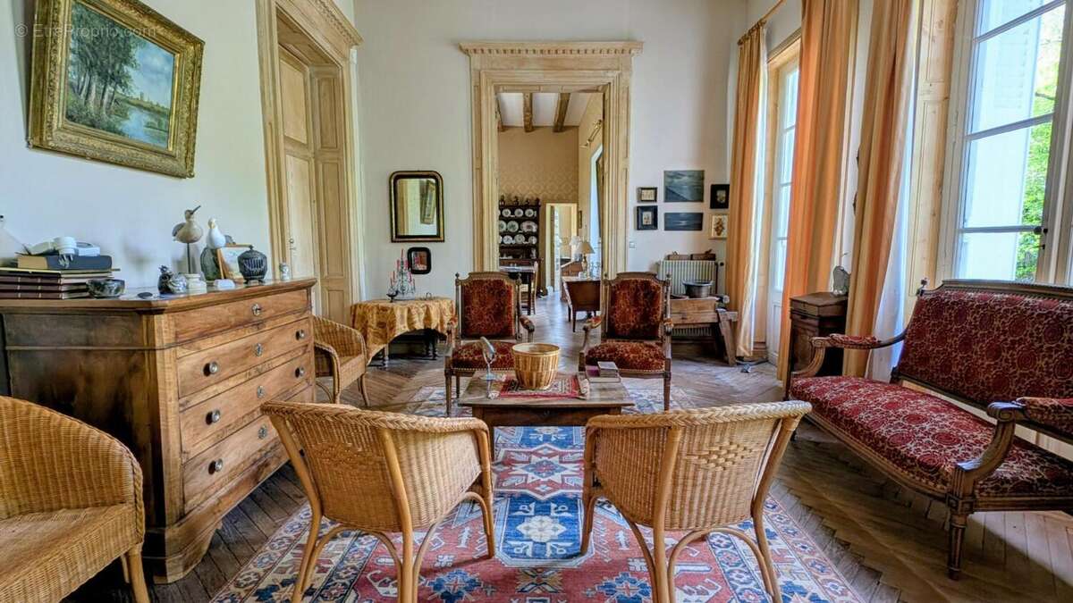 333 m² à Neuille  - photo 5