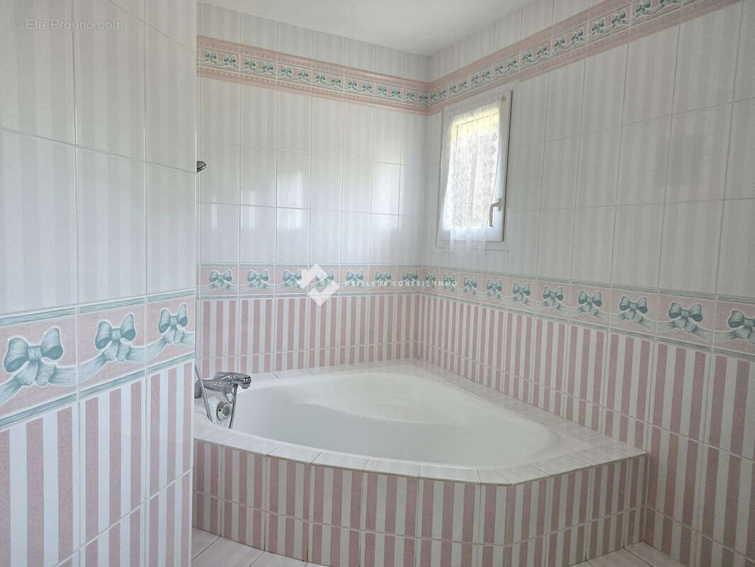 Maison 138 m² à Saint-Ave  - photo 6