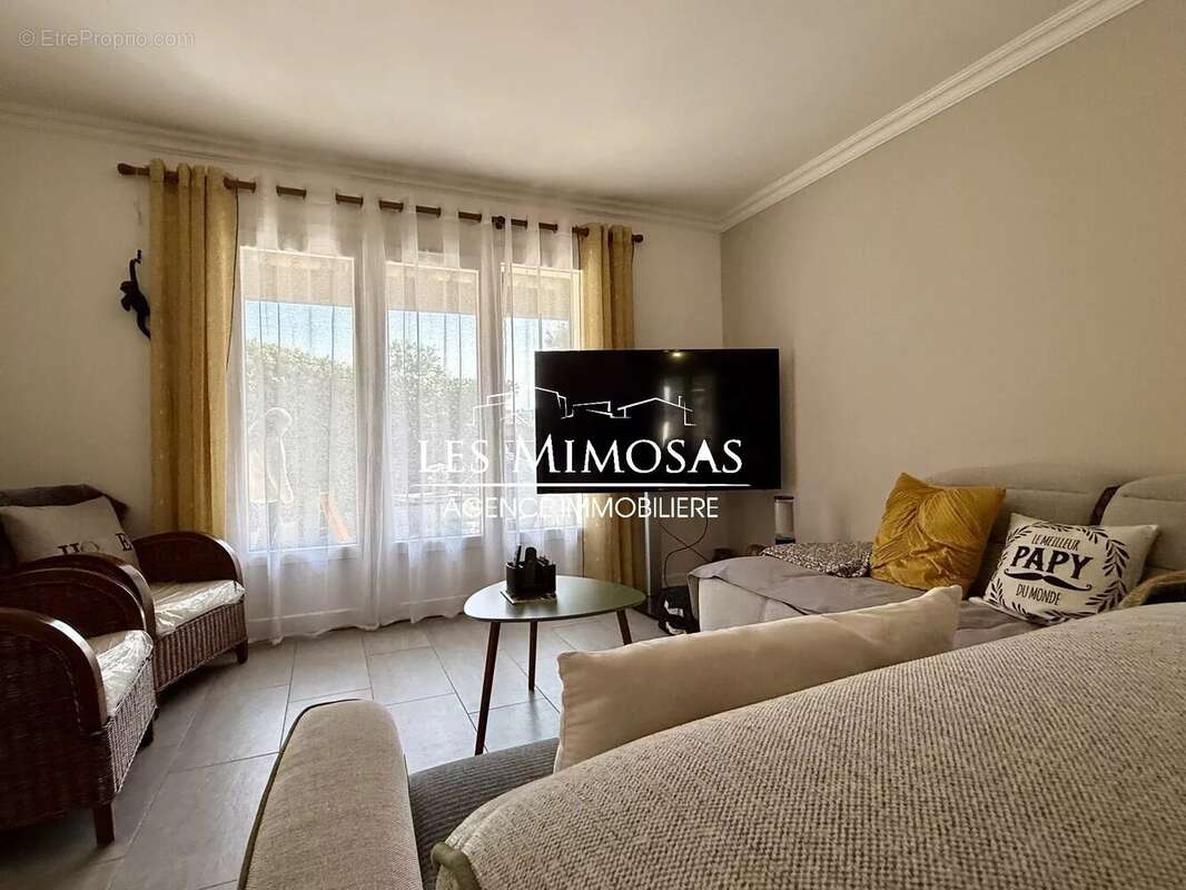 Appartement à LE MUY