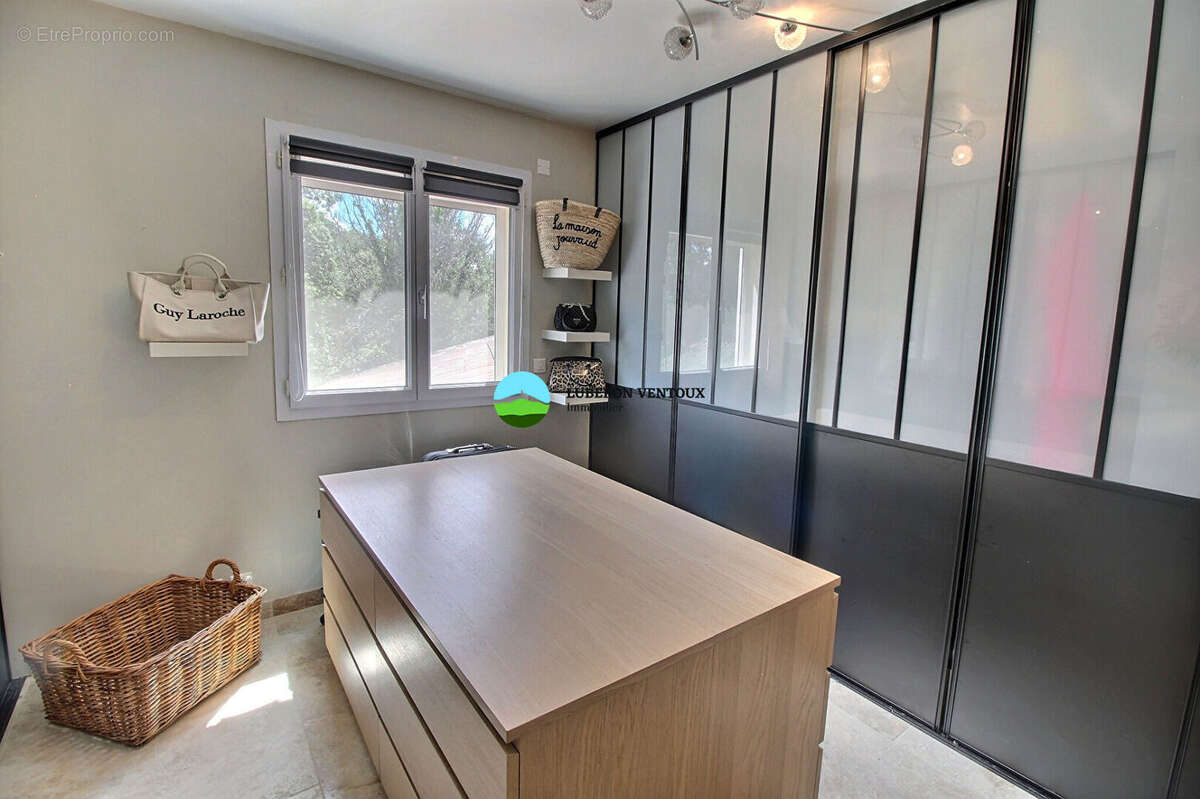 Maison  à Saint Didier, double séjour, 5 chambres, plus de 1000m² avec piscine. - photo 14