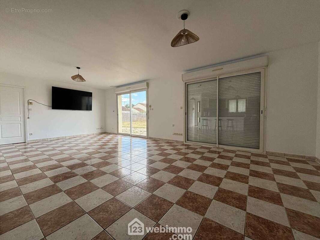 La pièce de vie de 39 m2 : - Maison à INGRANDES