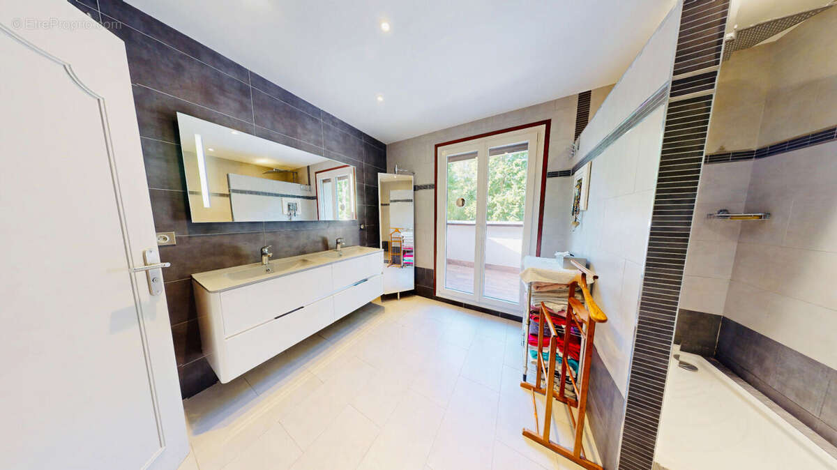 Maison dans le Domaine de la Pomponnette 8 pièce(s) 260 m2 - photo 8