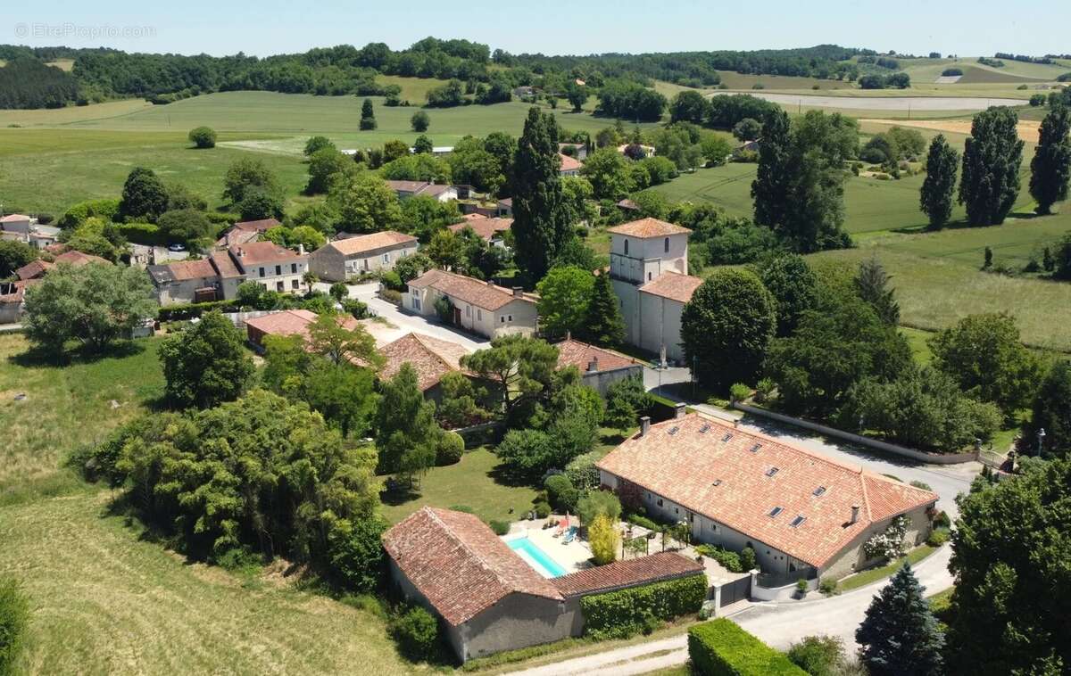 Maison à SAINT-LAURENT-DES-COMBES