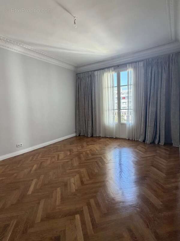 Carré d'Or – Superbe 4 pièces rénové de 136 m² face au Negresco - photo 9
