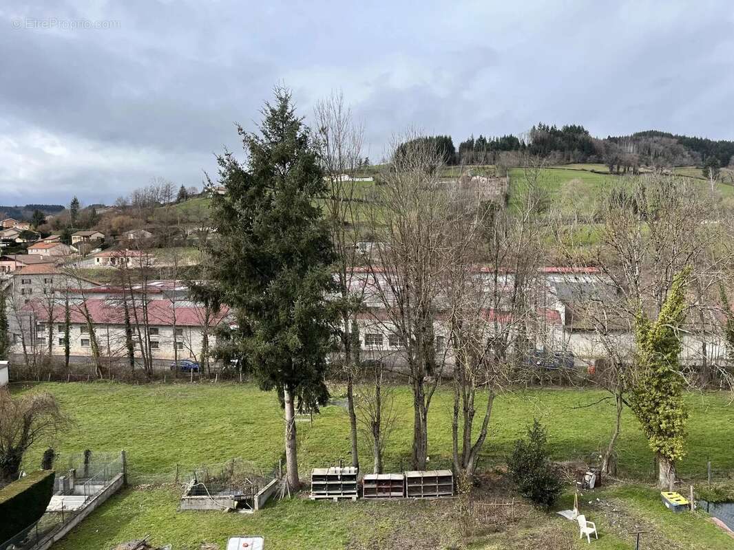 Appartement à COURS-LA-VILLE