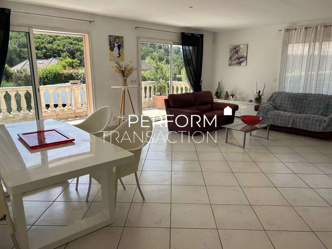 Maison à SAINT-NAZAIRE-LES-EYMES