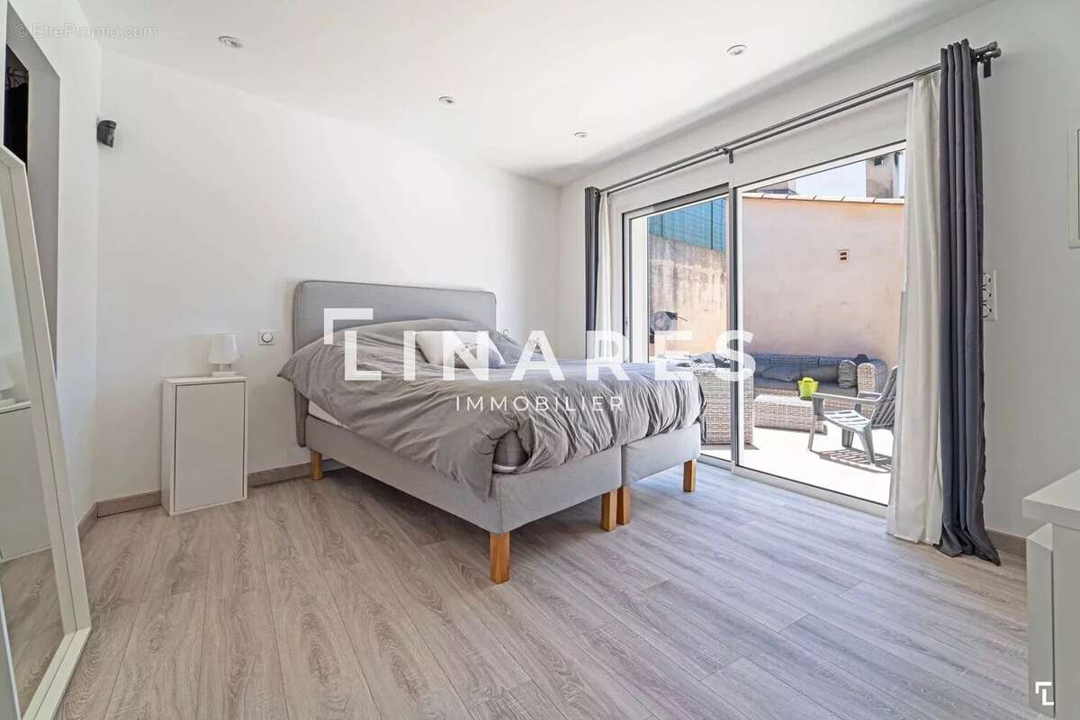 LA CEYRESTAINE  - Villa T7 de 225m2 - Terrain 759m2 - PISCINE - 13600 CEYRESTE - photo 5