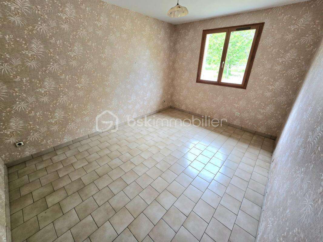 Pavillon 2 chambres (possibilite 3) sur un terrain constructible de 3 237 m2 !!! - photo 9