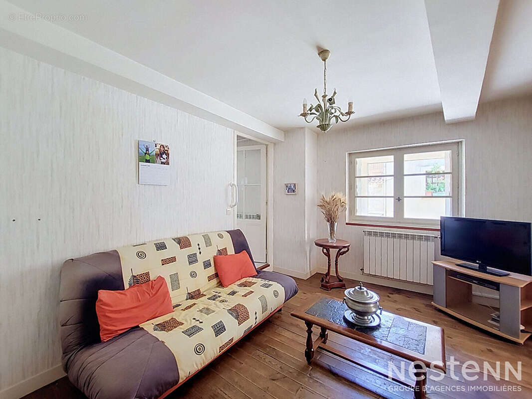 A Vendre Maison en pierre de 118m² avec quatre pièces et terrasse couverte à Condom - photo 8