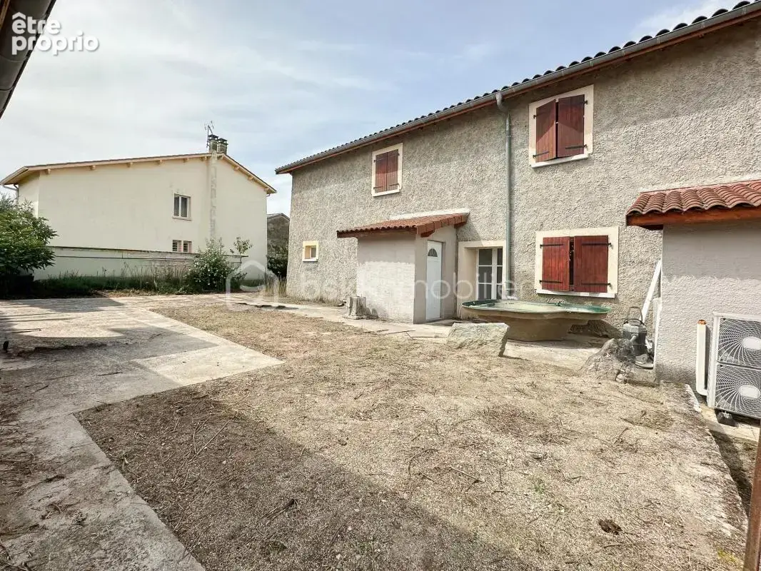 Maison mitoyenne avec jardin et dépendances – Fort potentiel – Pusignan - photo 16