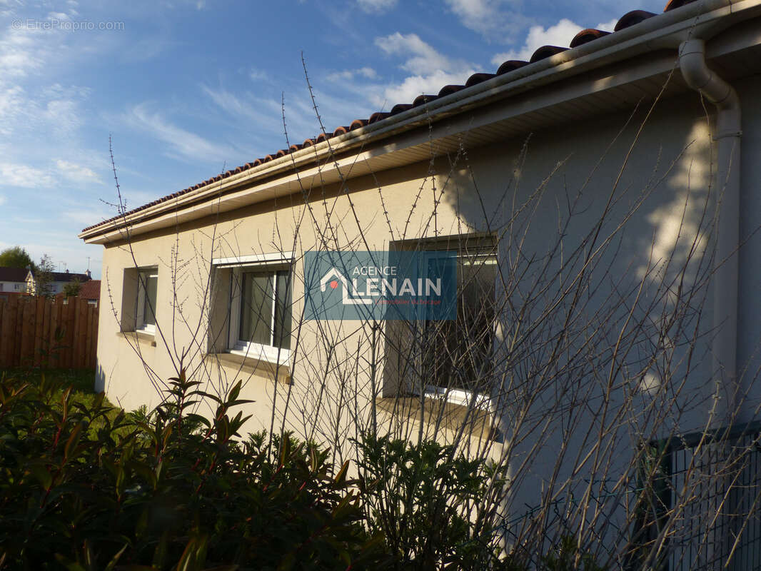 Commerce à SAINT-LAURENT-SUR-SEVRE