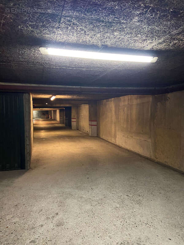 Parking à PARIS-20E