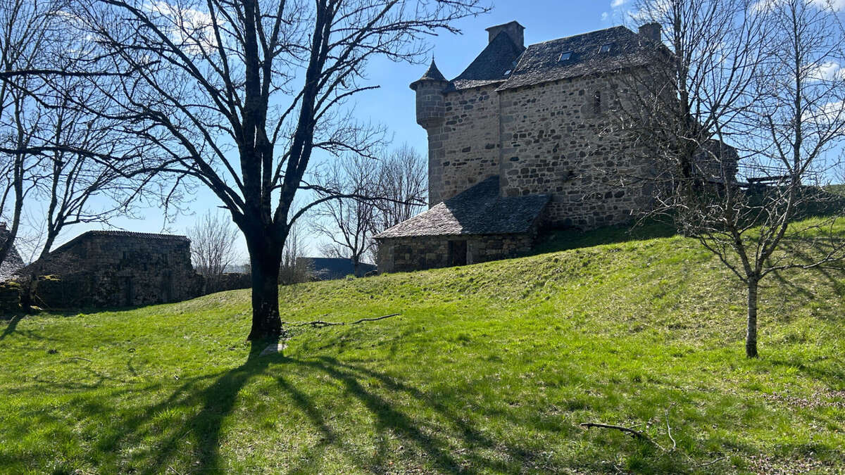 Manoir du XIVe siècle : Un balcon sur l'Aubrac et les Monts du Cantal - photo 16