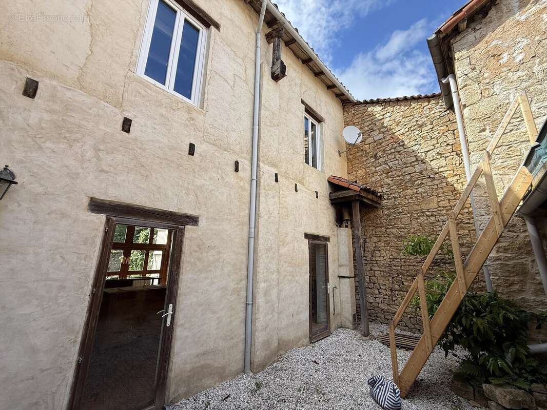 Appartement à NANTEUIL-EN-VALLEE