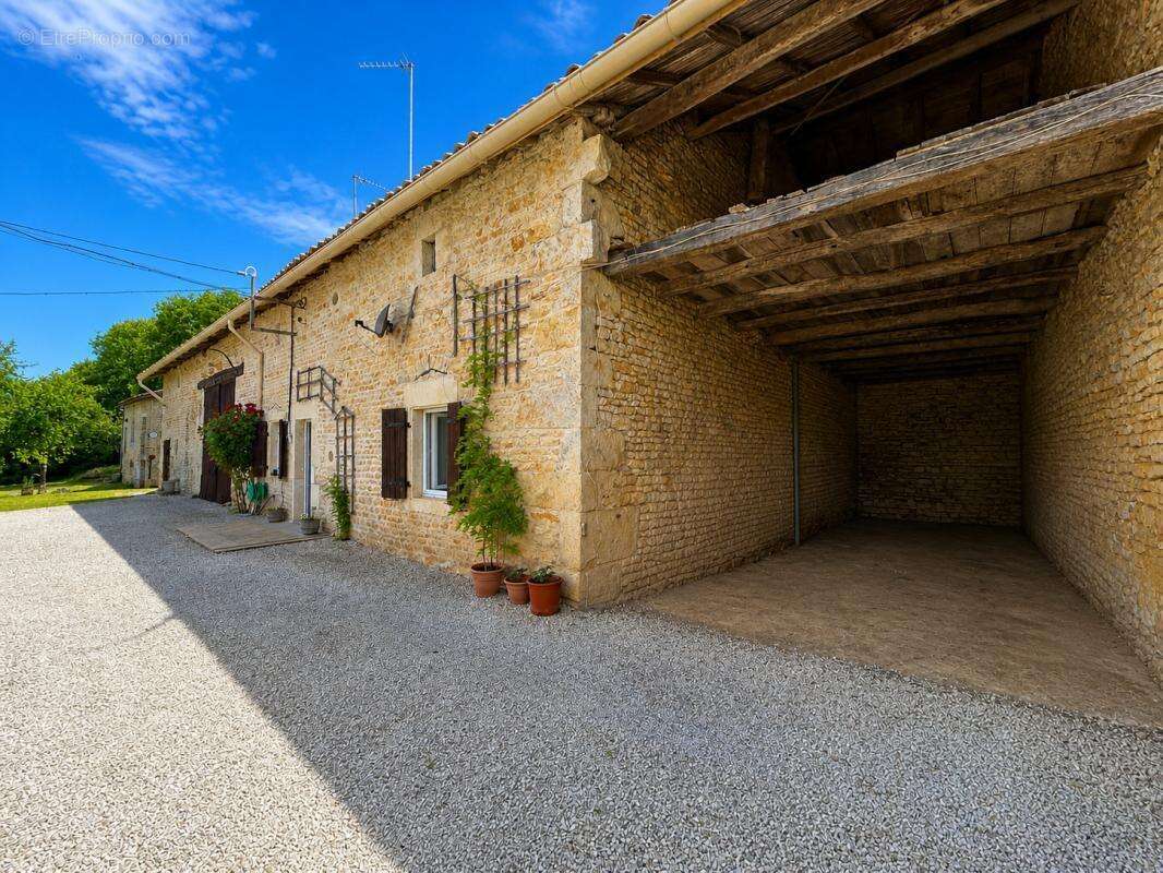 Propriété de Caractère avec Gîte, 6 chambres et Grange à Rén - photo 4