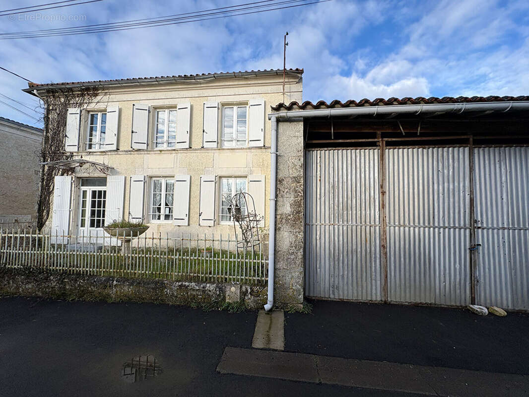 Maison à SURGERES