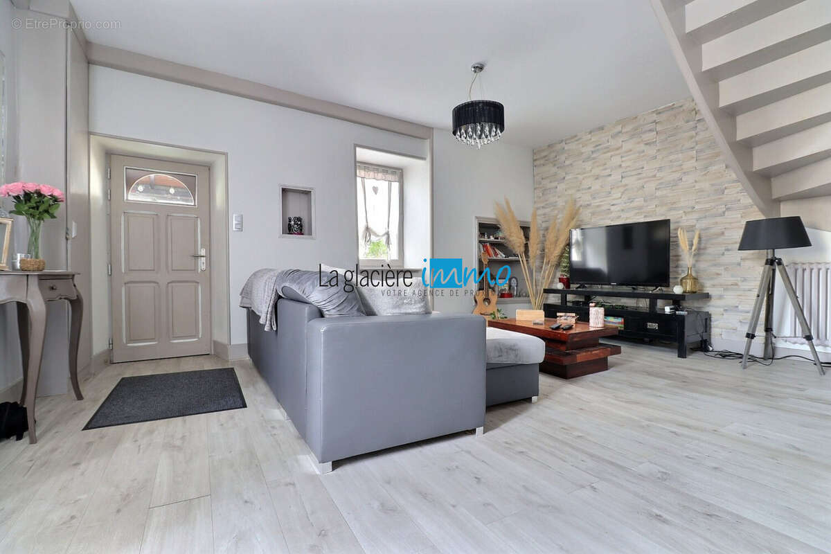 Maison à VIC-LE-COMTE