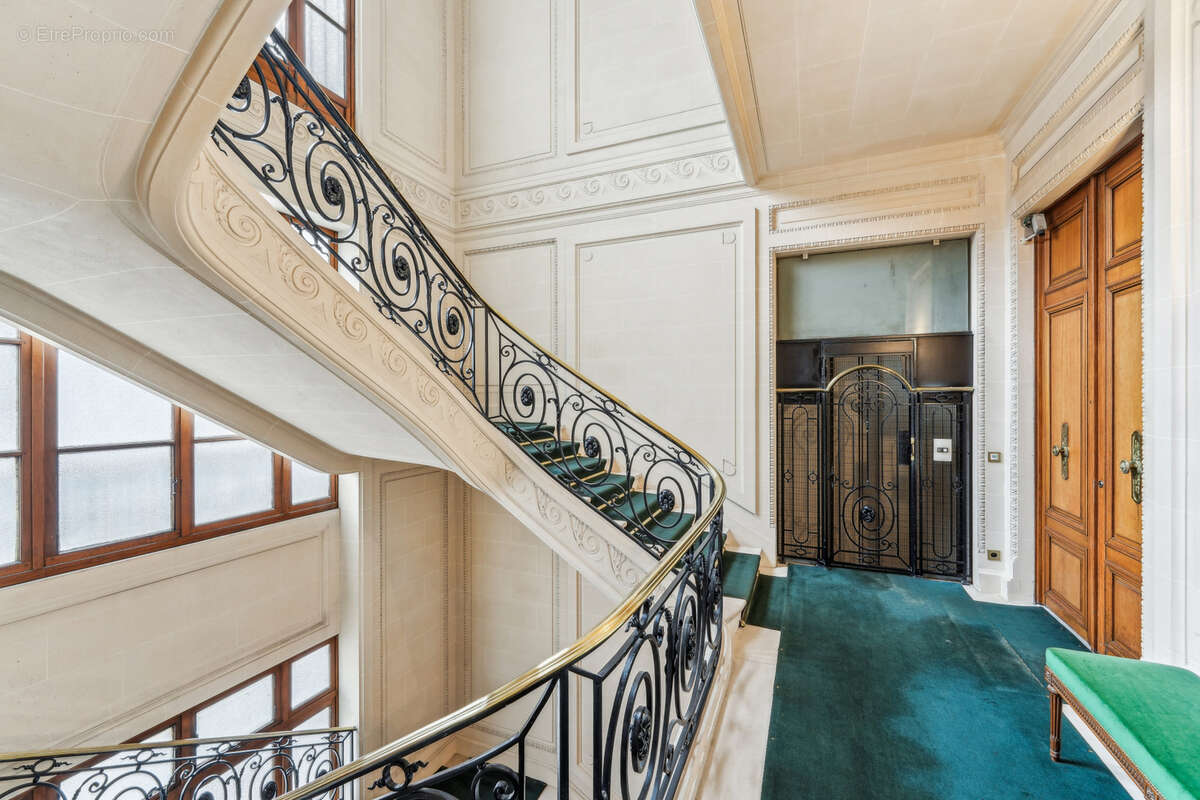 Appartement à PARIS-16E