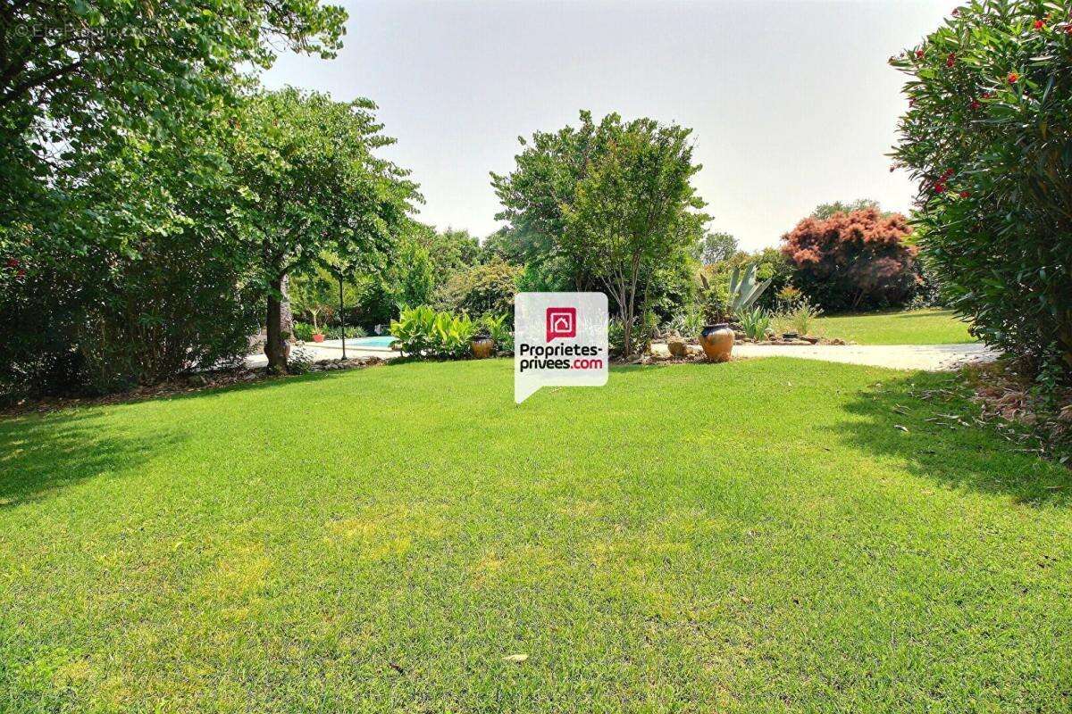 Maison à SAINT-CHAPTES