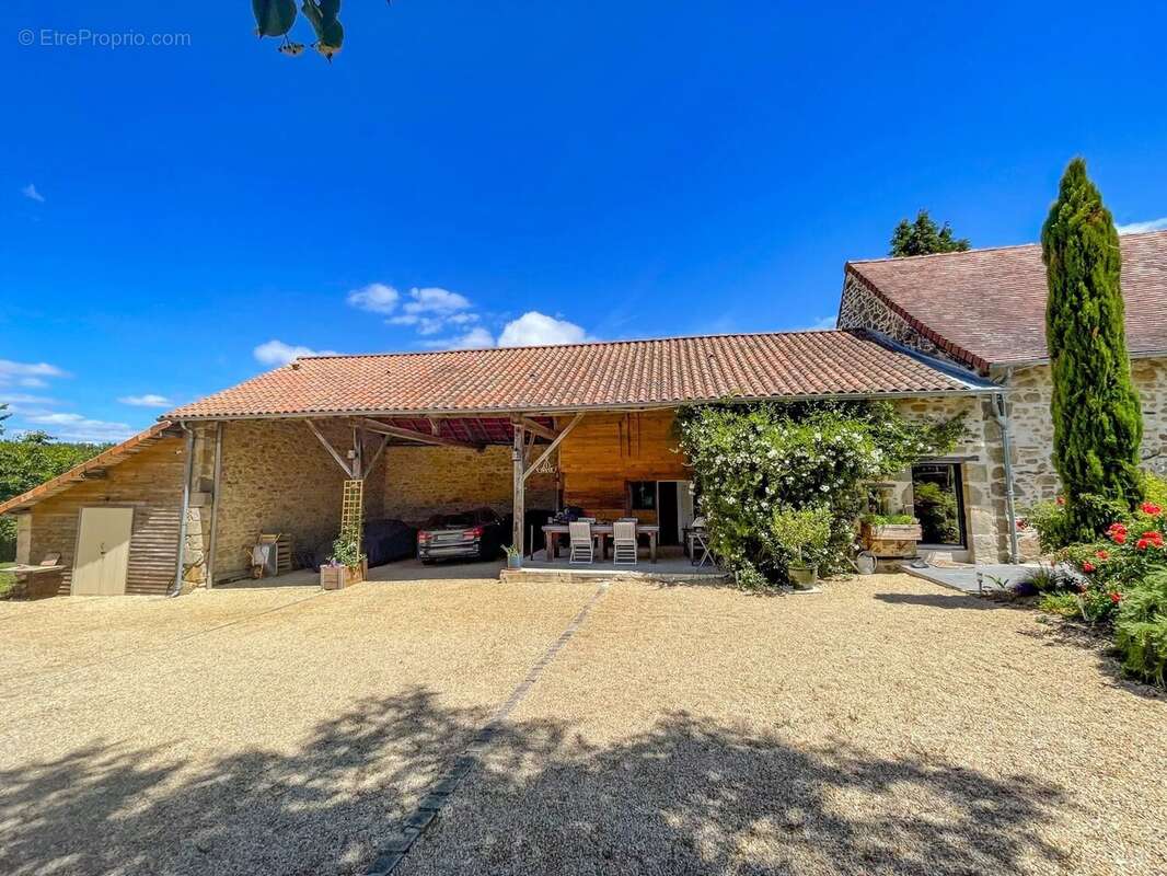 Deux maisons mitoyennes en pierre avec une jolie piscine et des dépendances - photo 13