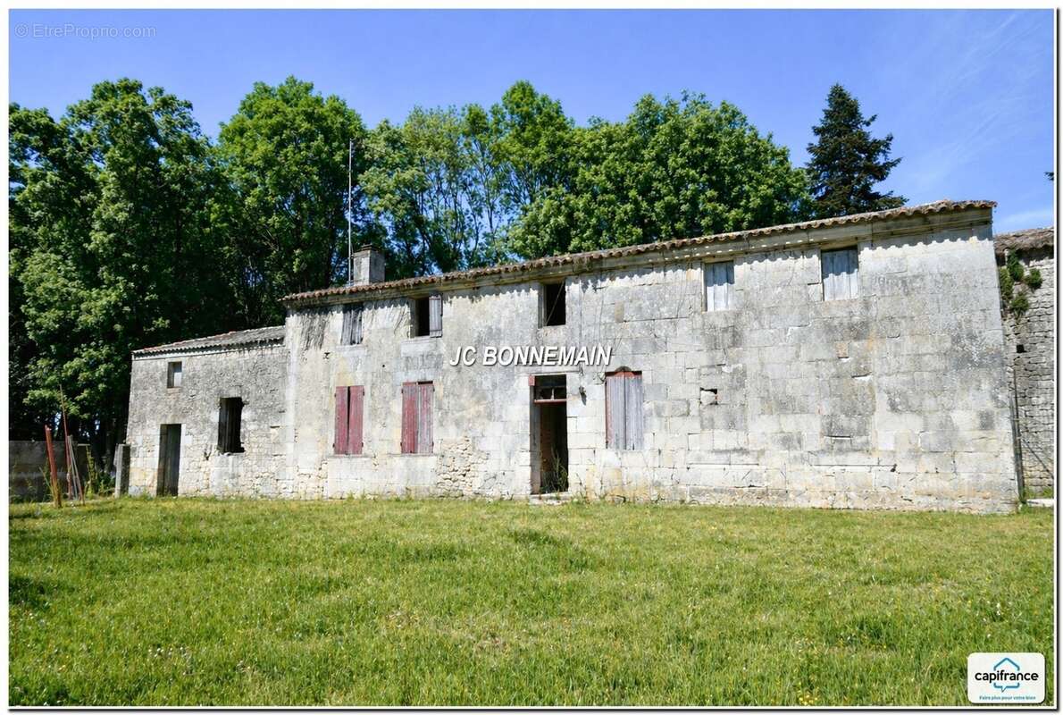 A vendre sur 1,14 Ha - Maison 1 à Réhabiliter 200 m² / Maison 2 Habitable Immédiat CHERMIGNAC (17) - photo 4