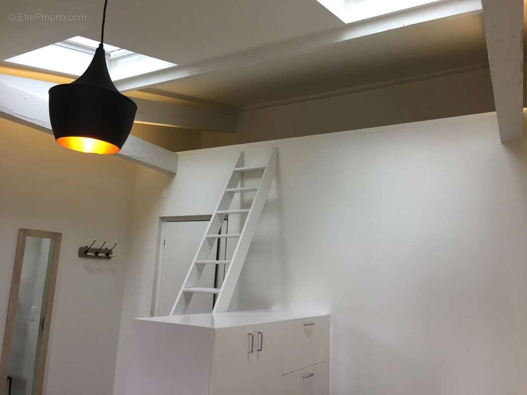 Avenue Victor Hugo. Au 6ème étage (ascenseur jusqu'au 5ème). Superbe immeuble Haussmannien. Studio de 22m² en très bon état, cal - photo 4