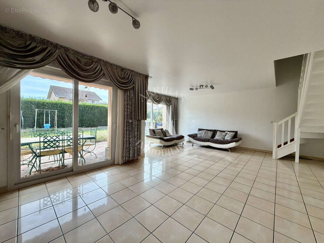 Maison à SAINT-GENIS-POUILLY