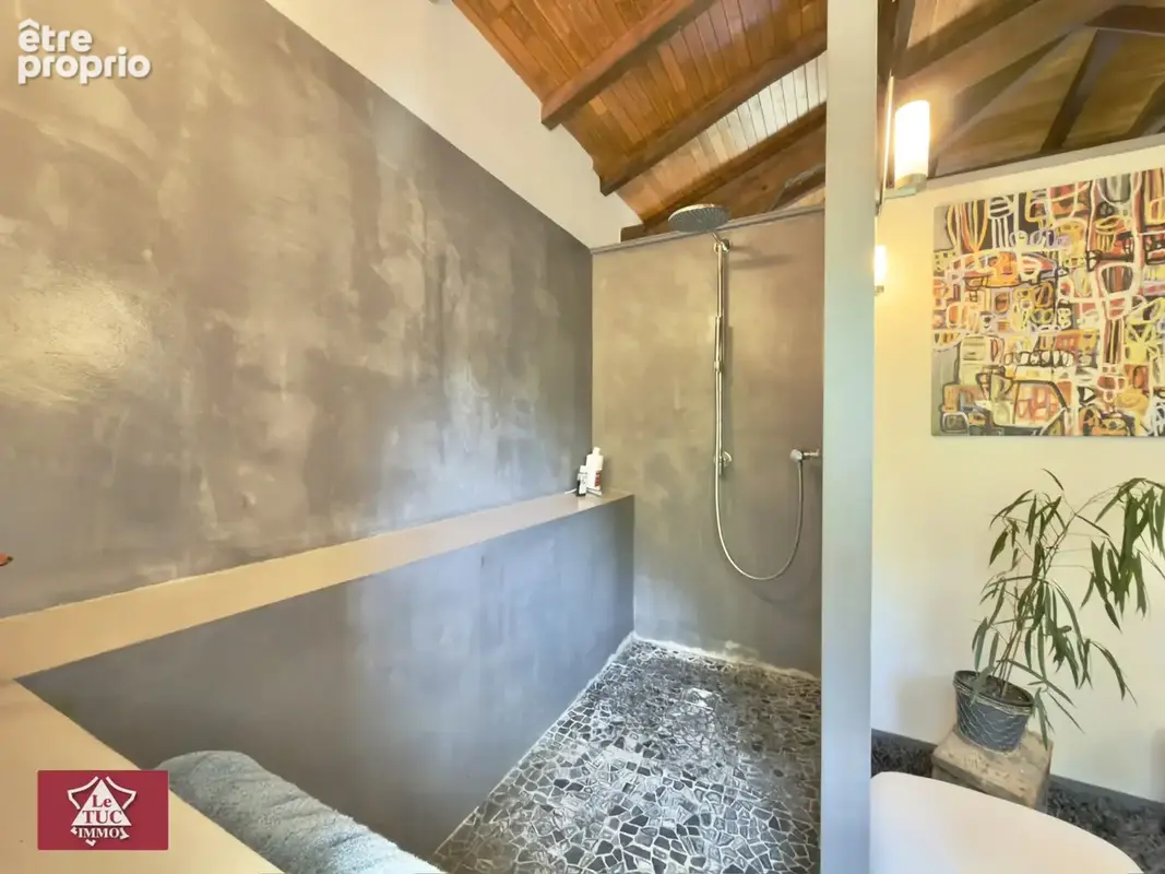 Maison en pierre avec garage, piscine et jardin. - photo 16
