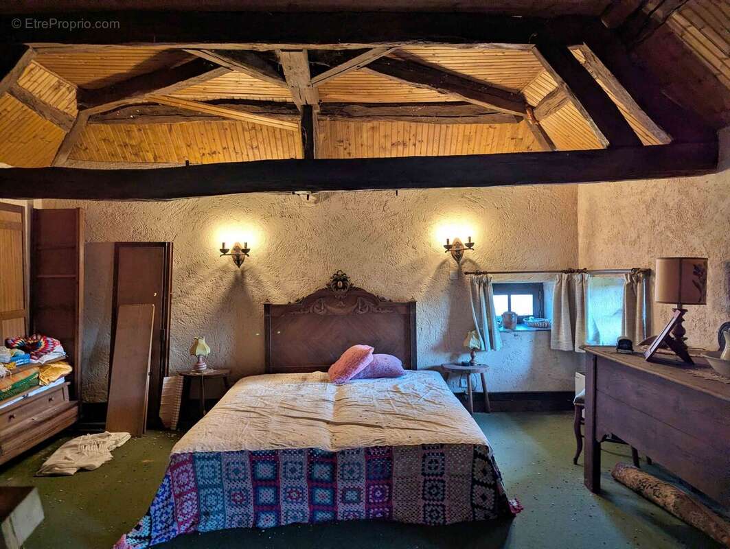 Chambre avec charpente apparente - Maison à SEMENTRON