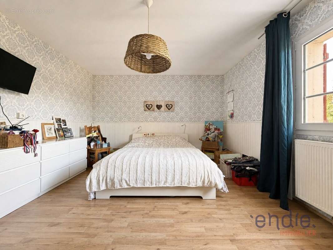 Spacieuse maison familiale de 226 m² avec sept chambres et piscine - photo 12