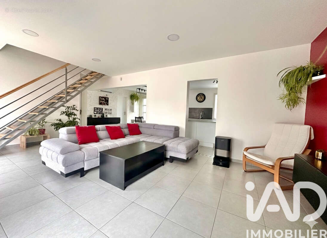 Maison 155 m² à La Ville-Du-Bois  - photo 6
