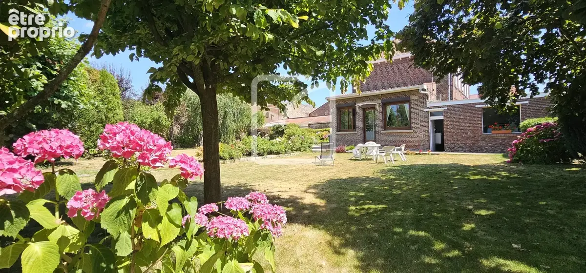 Maison 6 pièces de 132 m2 avec jardin et, garages et dépendances - photo 1