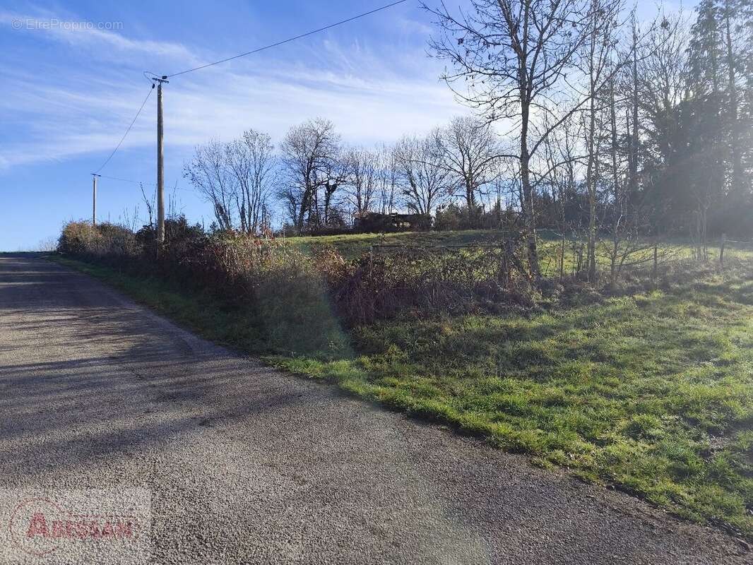 Terrain à SAINT-PIERRE-DE-TRIVISY