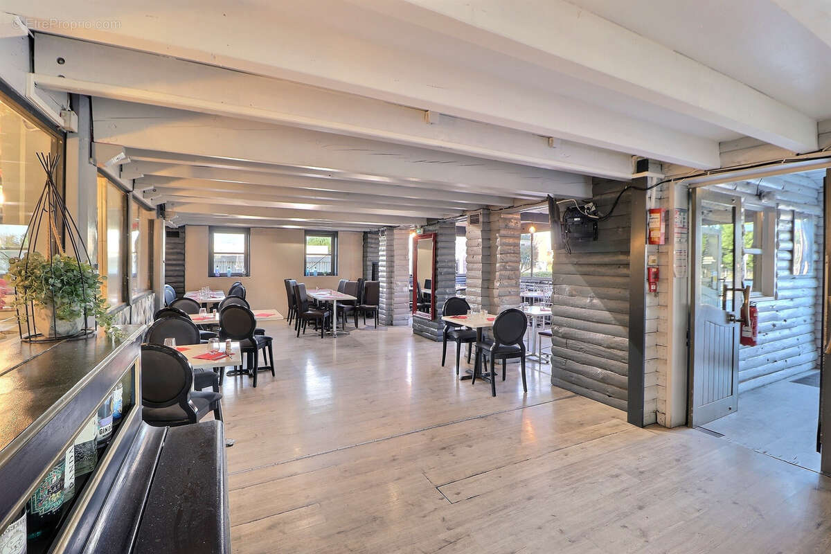 Commerce à SAINT-JEAN-DE-VEDAS