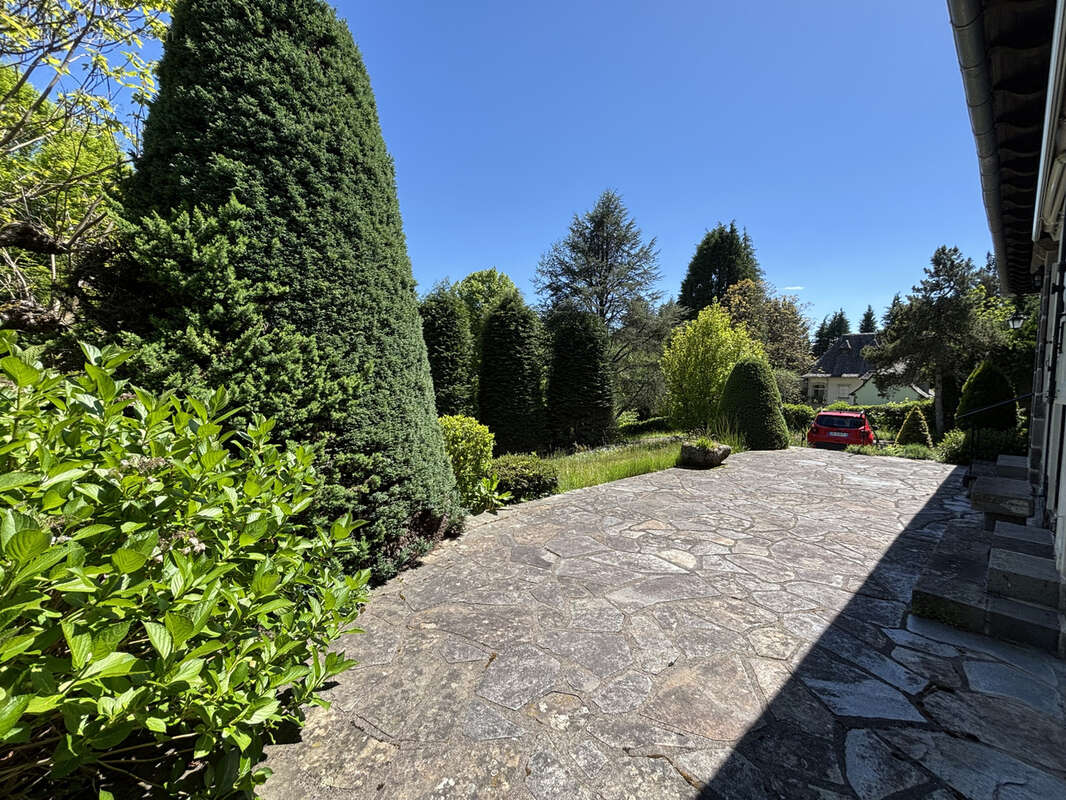 Maison à VIC-SUR-CERE