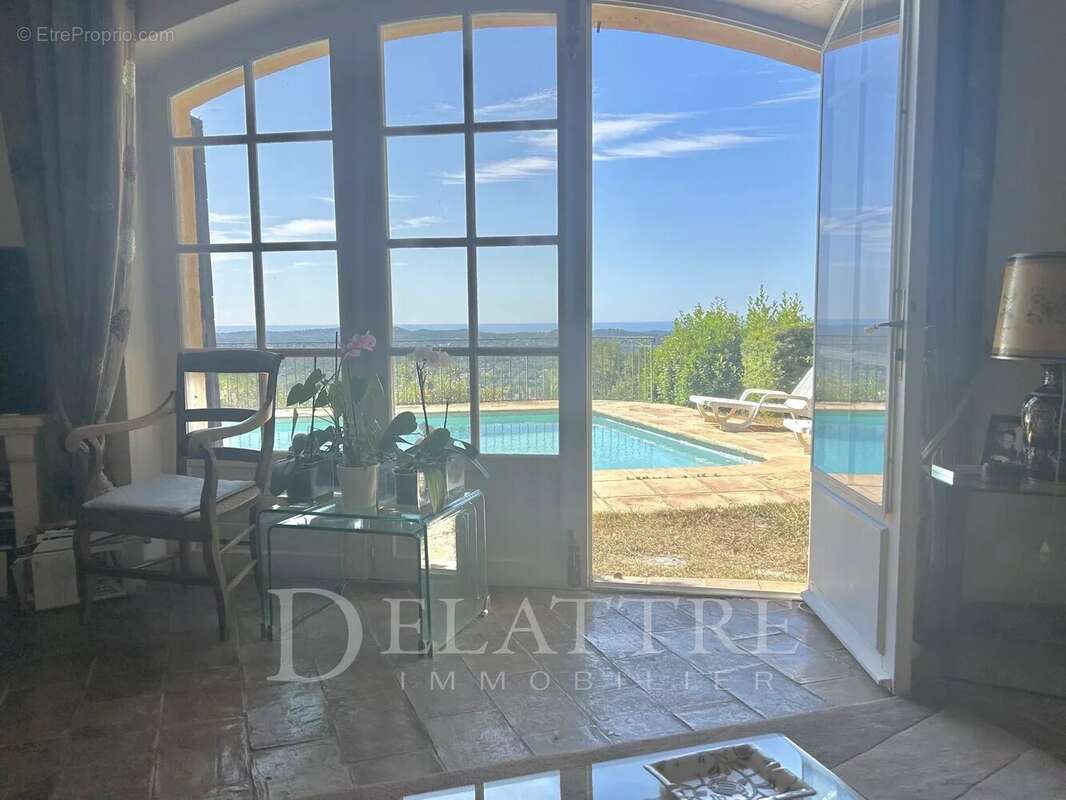 Maison à CHATEAUNEUF-GRASSE