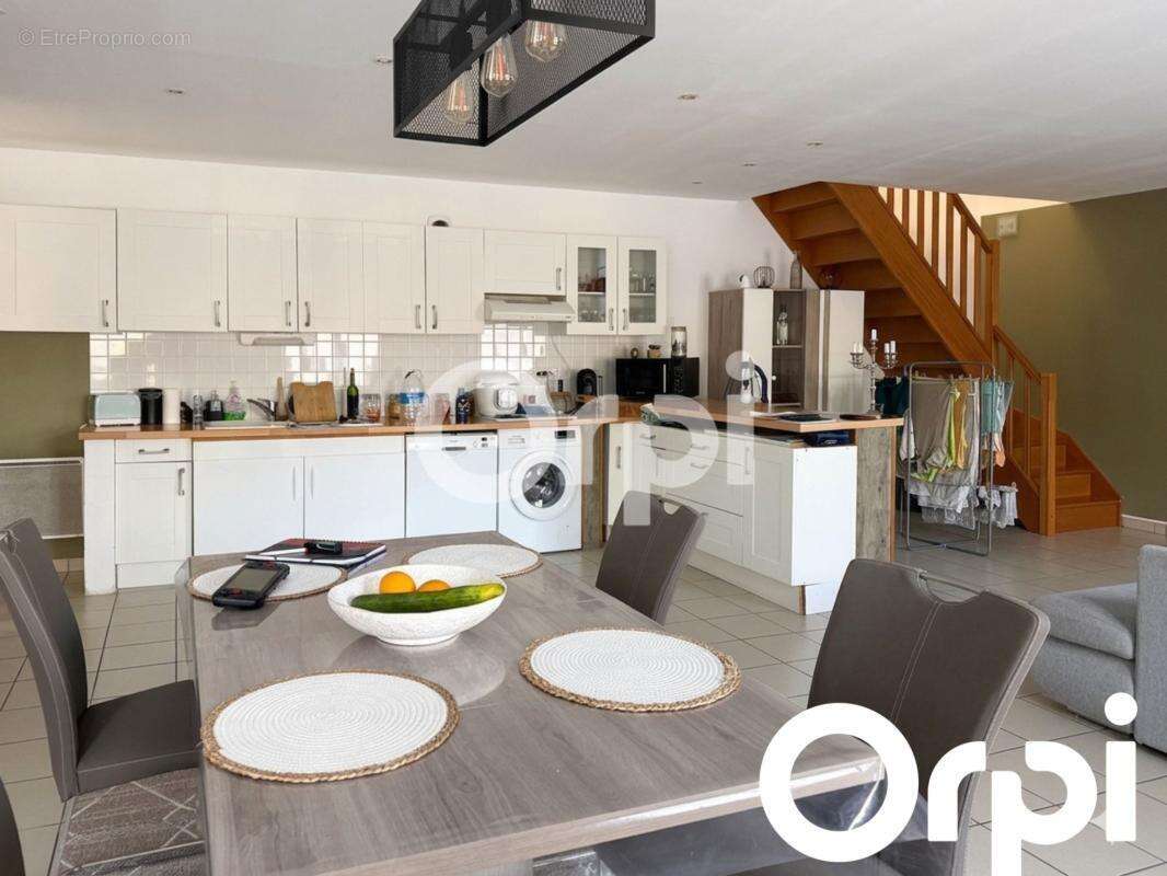 Maison à SAINT-LAURENT-DE-LA-PREE