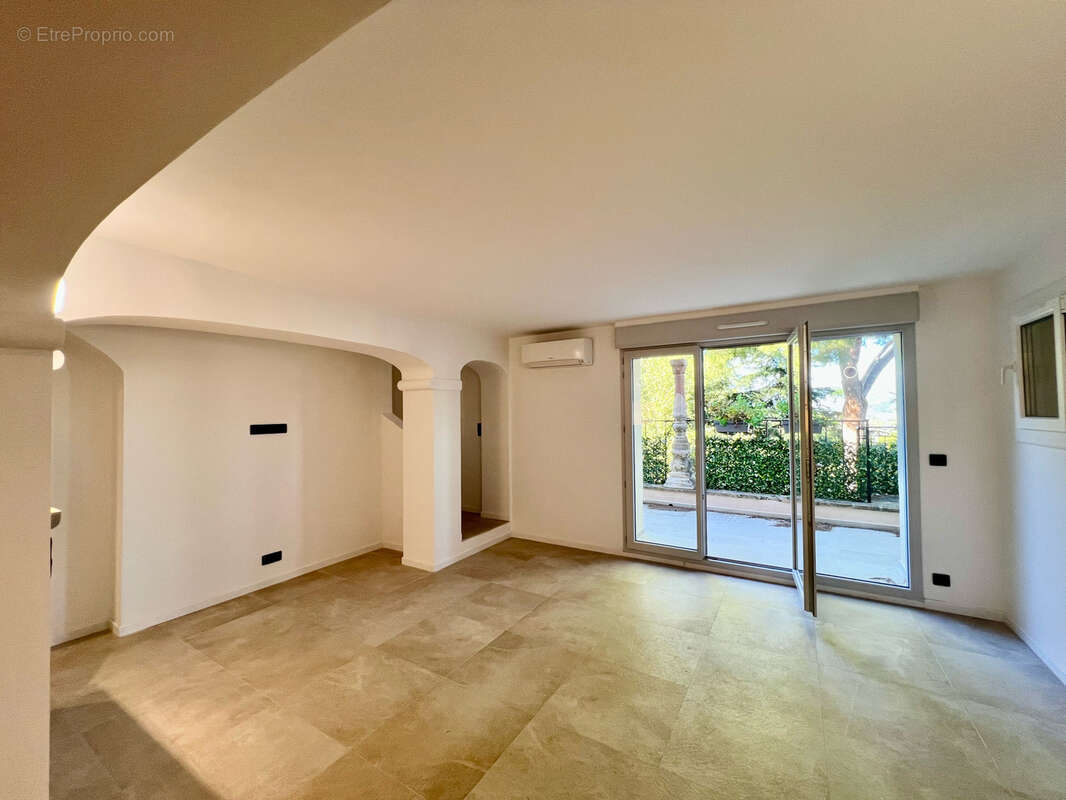 Appartement à SAINT-LAURENT-DU-VAR