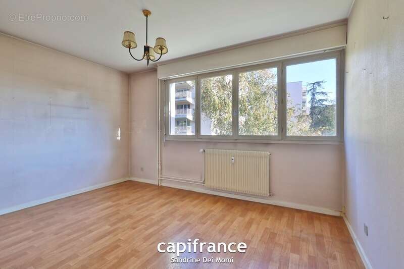 SAINTE FOY LES LYON - Bd de l'Europe- Appartement T3 de 68m² avec balcon, place de stationnement extérieure et cave - photo 9
